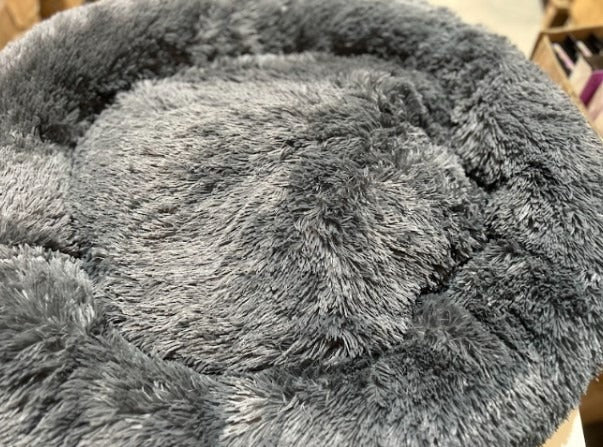 Cama para perro redonda de felpa gris oscuro