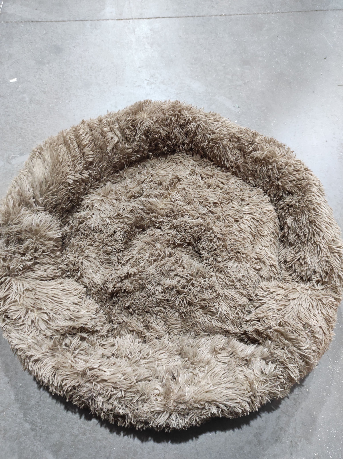 Cama para perro redonda de felpa marrón