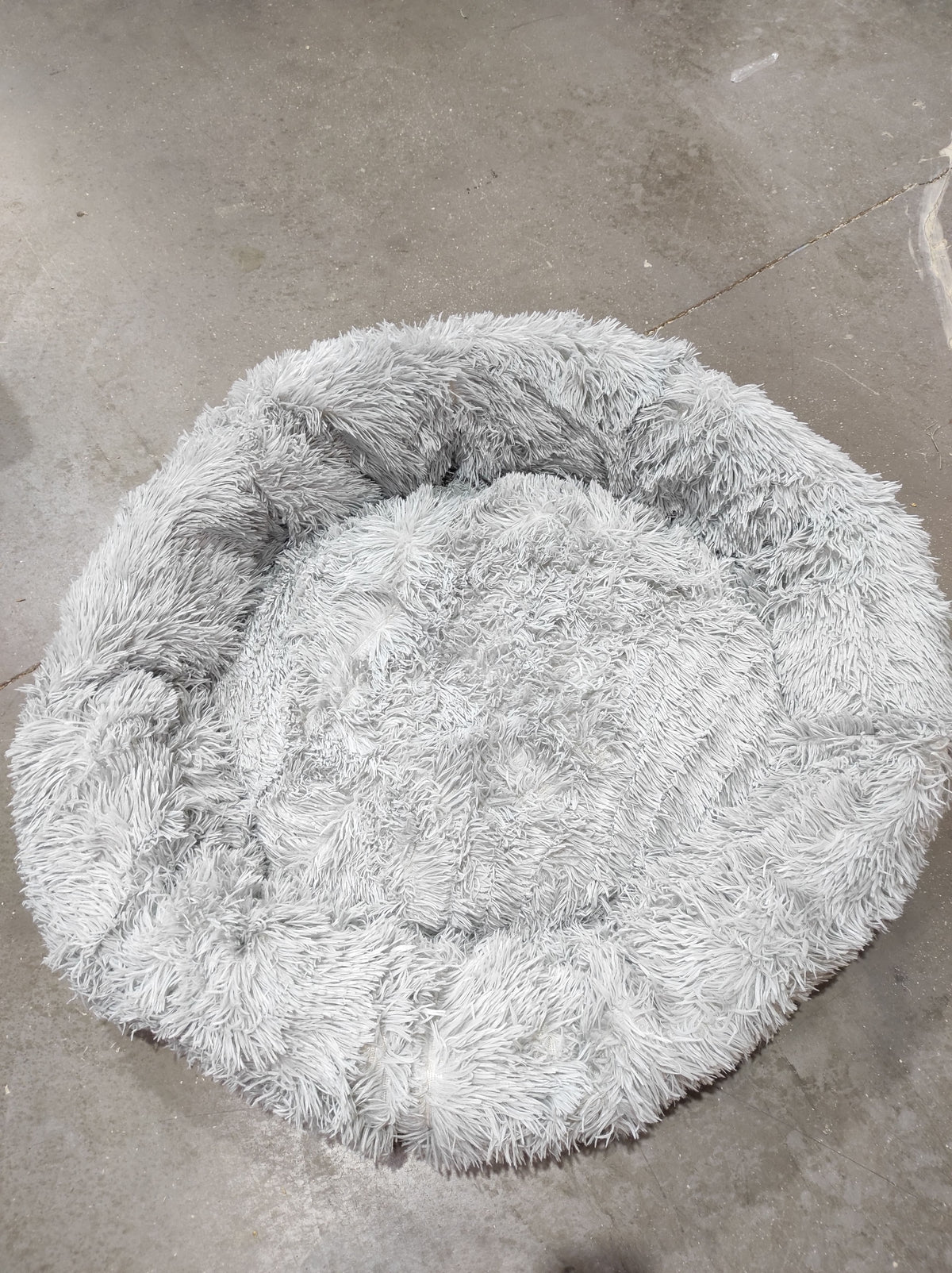 Cama para perro redonda de felpa gris claro