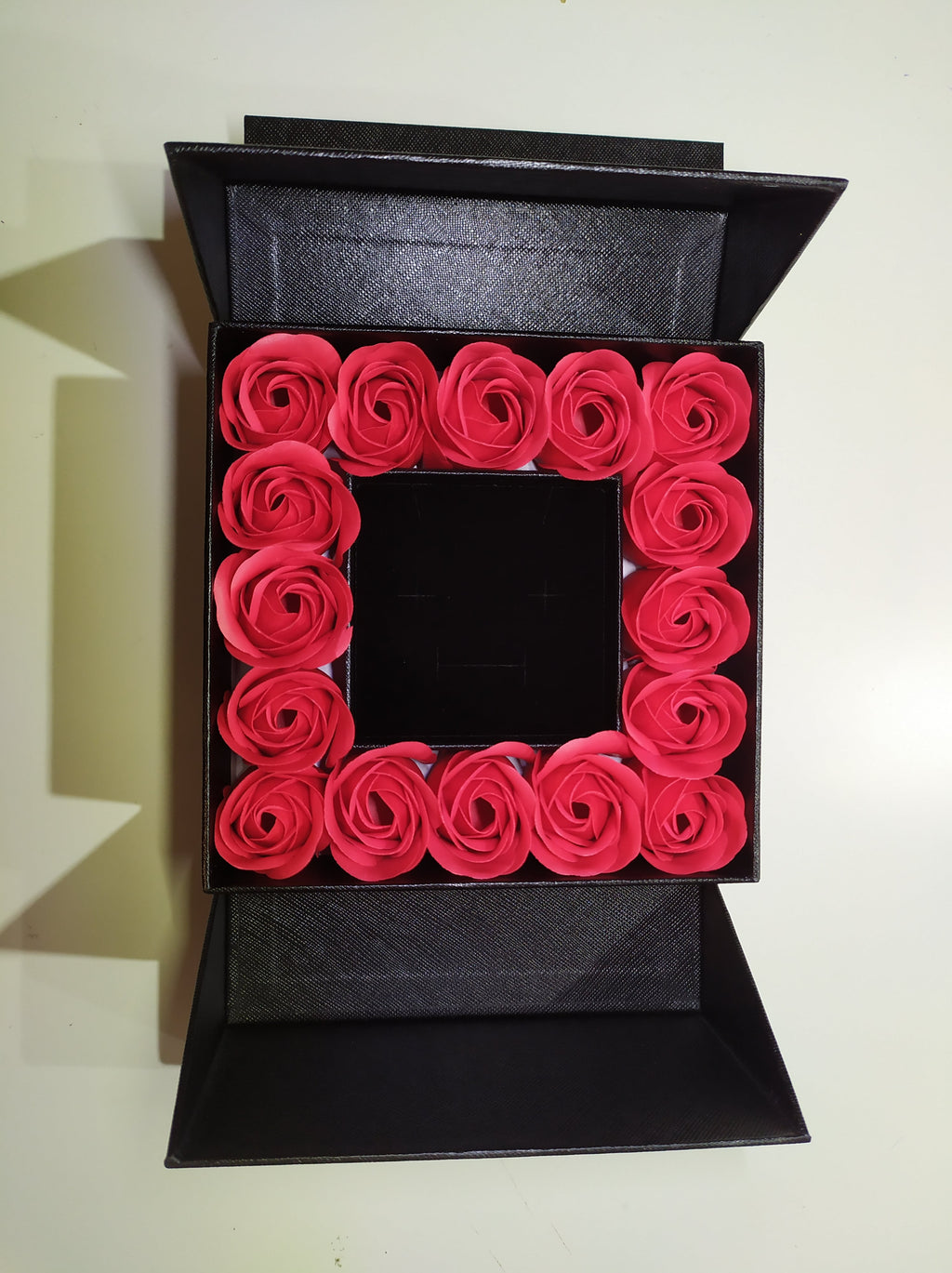 Caja de Regalo con 16 Rosas de Jabon y Lazo