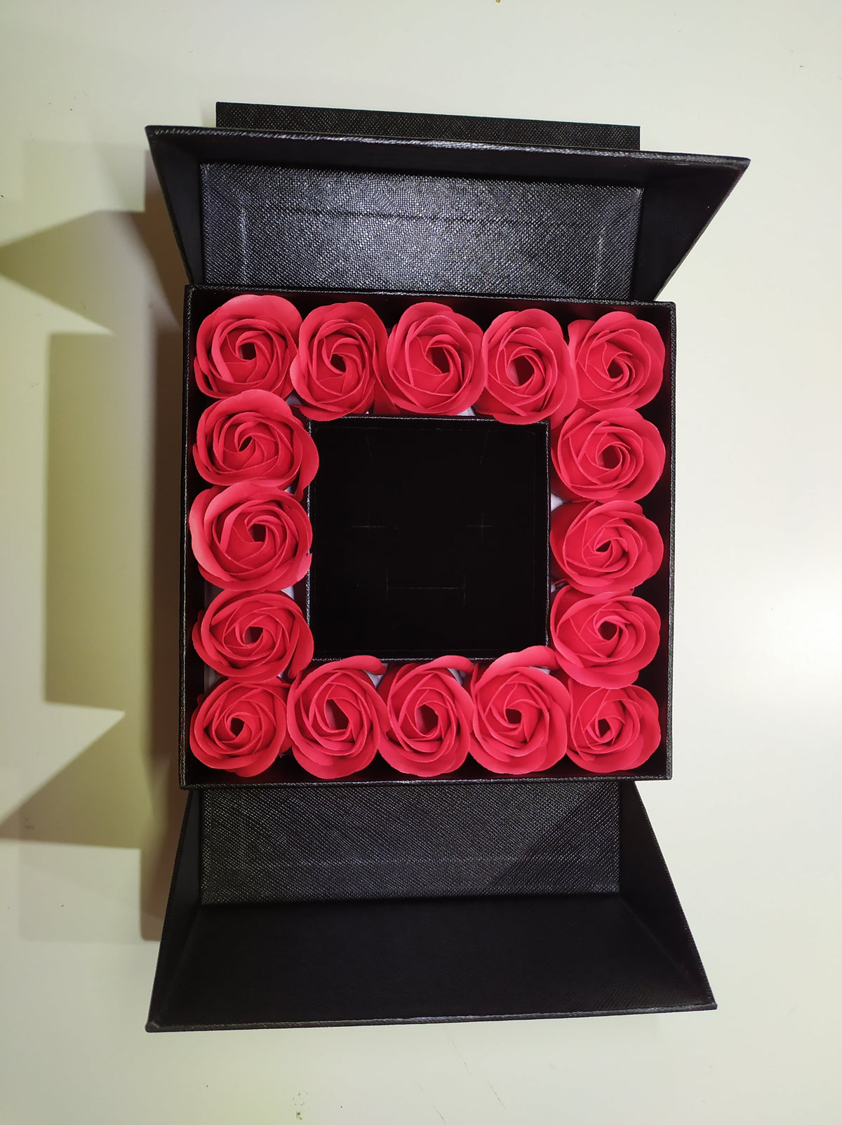 Caja de Regalo con 16 Rosas de Jabon y Lazo
