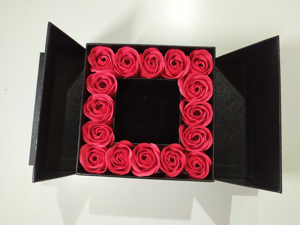 Caja de Regalo con 16 Rosas de Jabon y Lazo