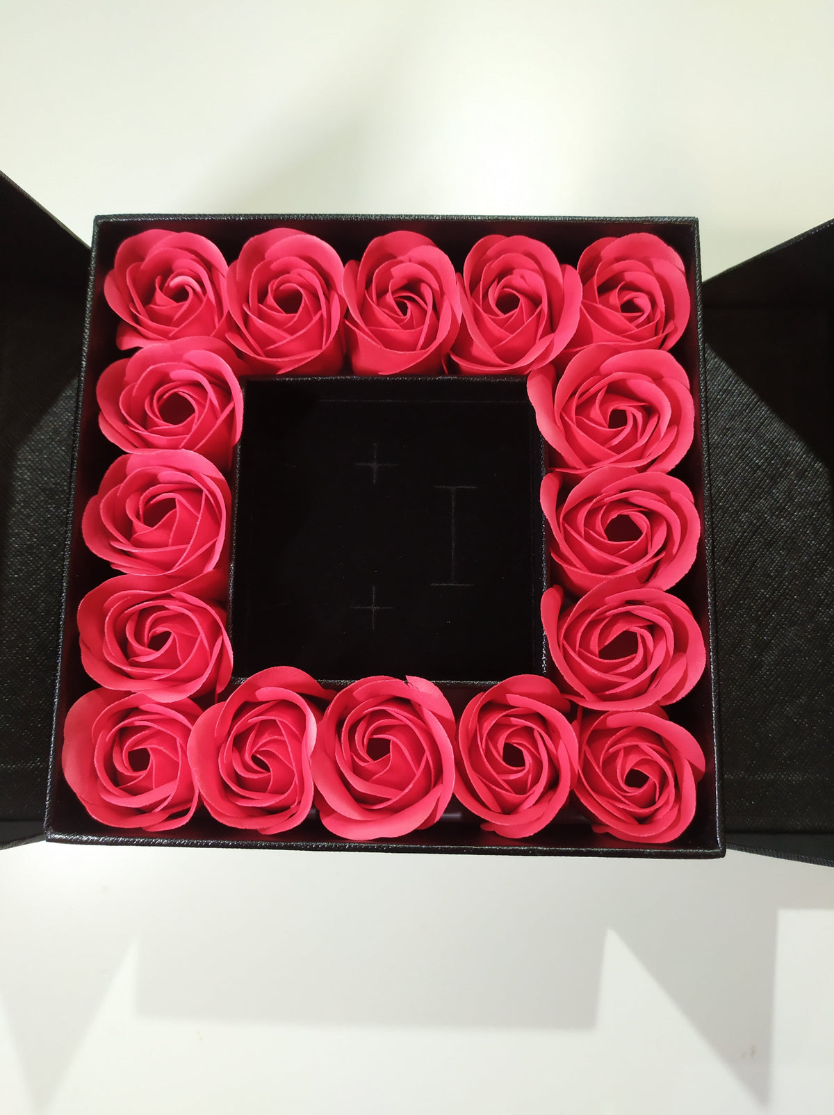 Caja de Regalo con 16 Rosas de Jabon y Lazo