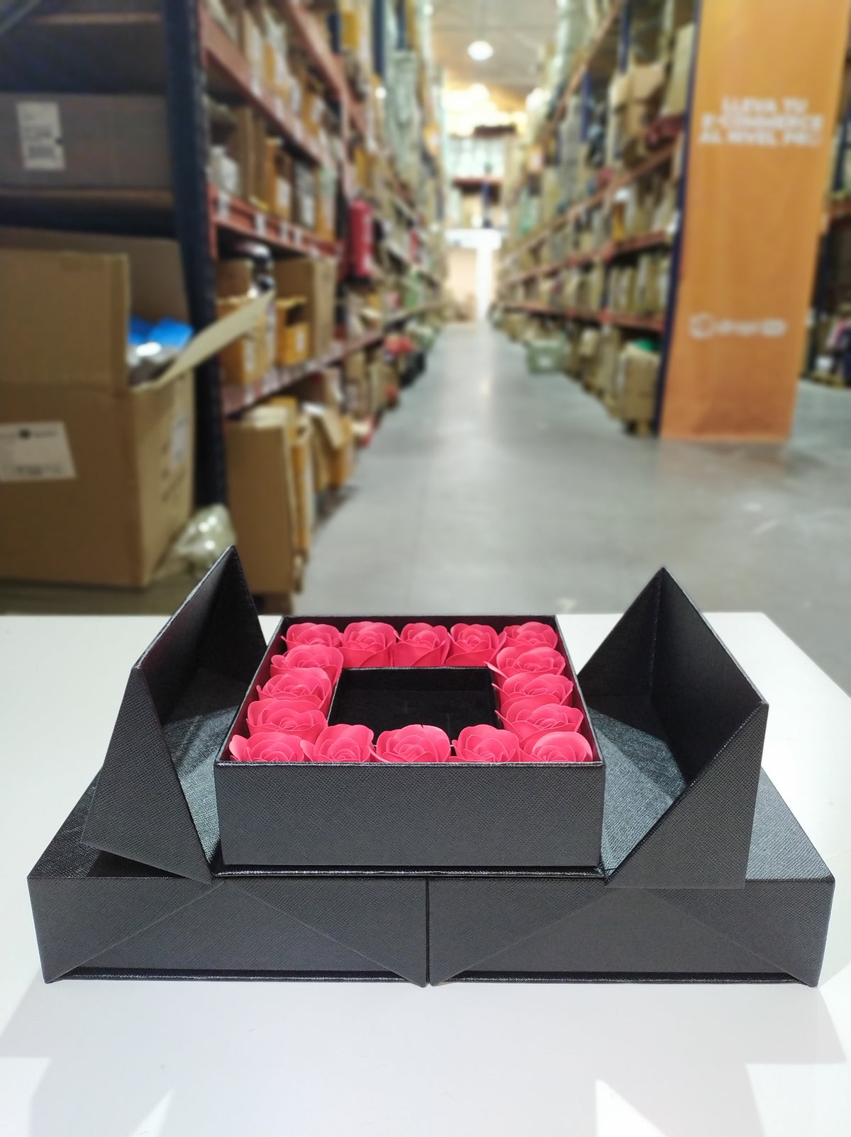 Caja de Regalo con 16 Rosas de Jabon y Lazo