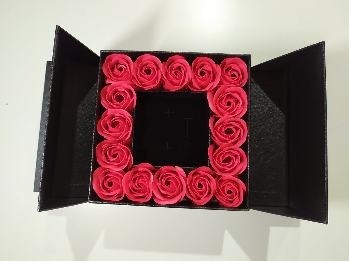 Caja de Regalo con 16 Rosas de Jabon y Lazo