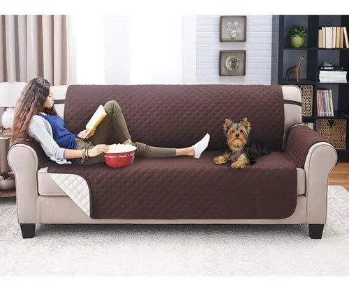 Funda cubre sofá acolchada de color chocolate puesta en un sofá de tres plazas